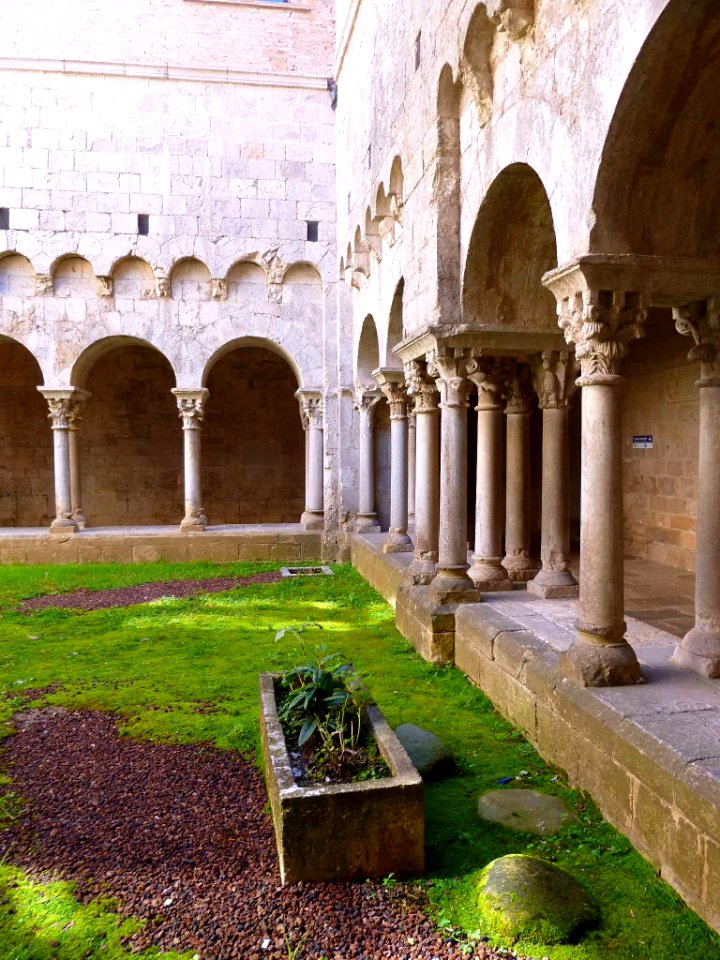 Girona - Ex Monasterio de Sant Pere de Galligants, claustro 08