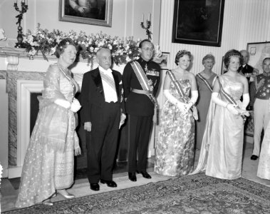 Galadiner in de Ambassade van Oostenrijk . Koningin Juliana , Scharf en Prins Be, Bestanddeelnr 912-4935