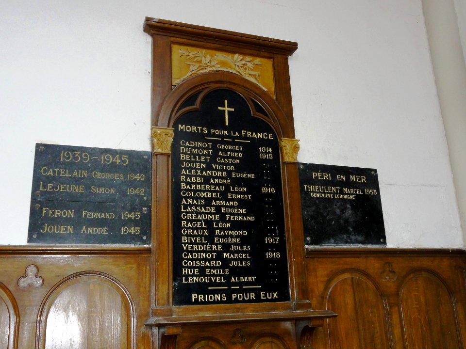 Ganzeville (Seine-Mar.) église, plaques monument au morts