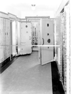 Gang met safedeuren, Bestanddeelnr 189-0042