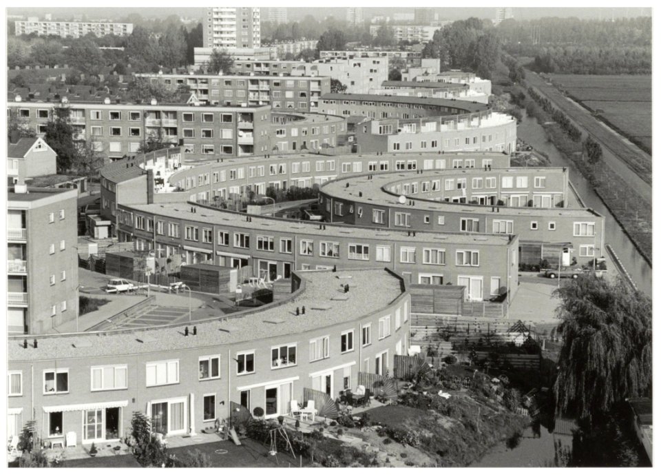 Gezicht op woningen op de plaats van de gesloopte C240-flats, ontworpen door Wiek Röling