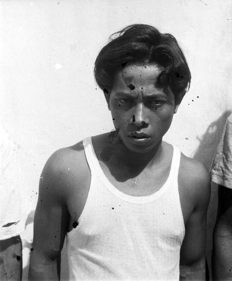 Gevangen genomen Indonesiërs Portret van een Indonesische jonge man in singlet, Bestanddeelnr 5975