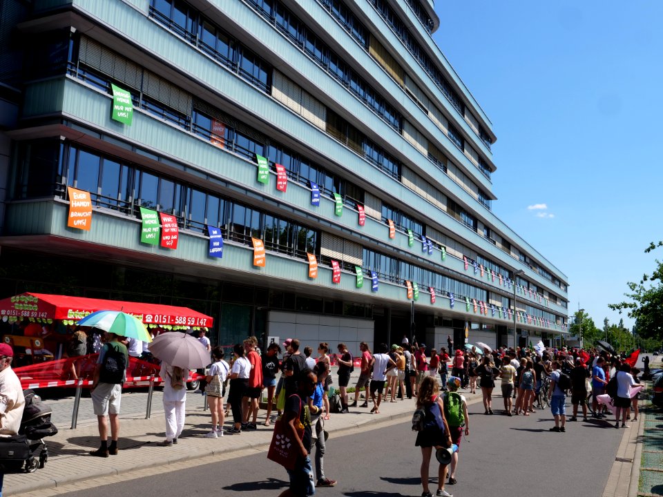 FridaysForFuture protest Cottbus red line at LEAG headquater 26-07-2019 03