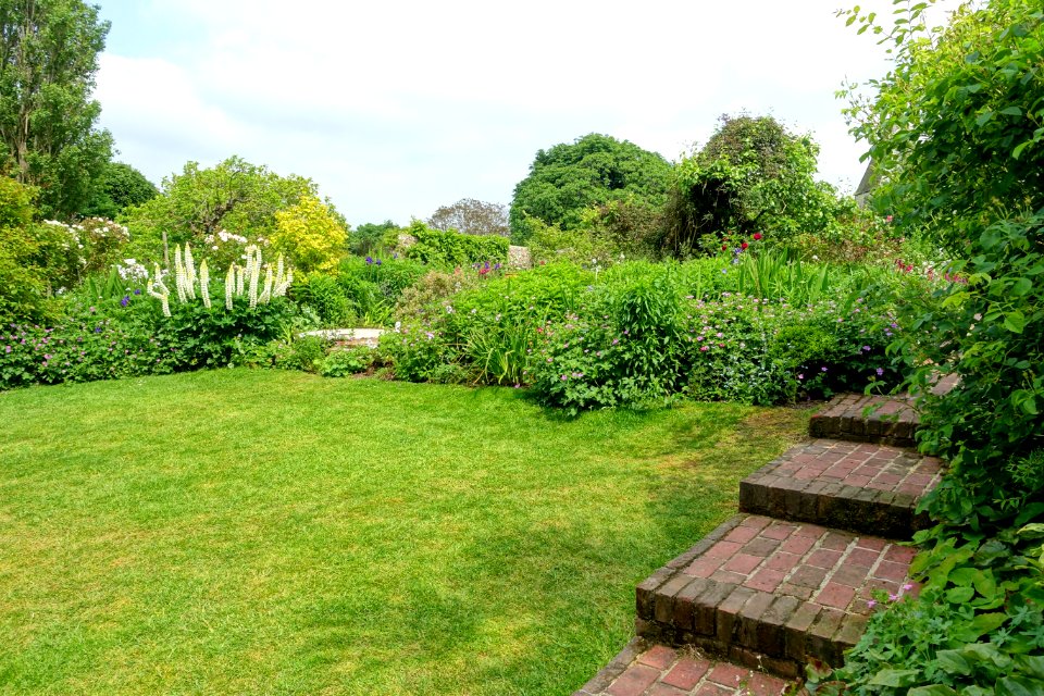 Garden - Monk's House - Rodmell, East Sussex, England - DSC05189
