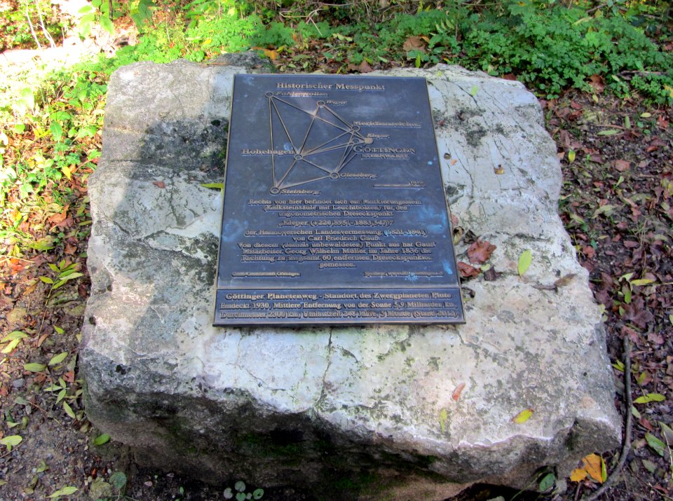 Göttingen Kleperberg Tafel Messpunkt Landesvermessung und Planetenweg Pluto2