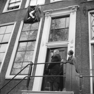Gevelsteen onthult ter ere van schrijver Fred Thomas, Bestanddeelnr 914-5017