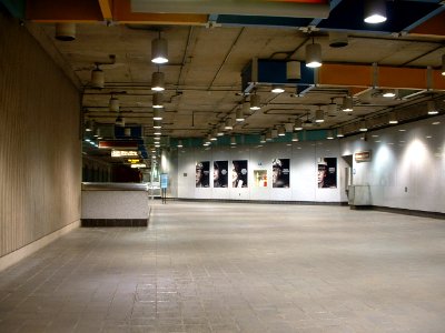 Gateway Center subway station, 2009-10-30, approaching platform 1