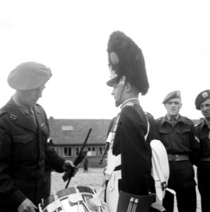 Garde regimenten in gala-uniformen Grenadiers Jagers, Bestanddeelnr 902-9674