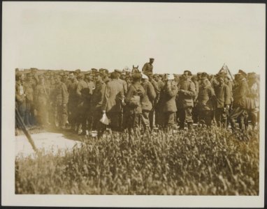 German prisoners captured by the British in the great advance on the Western Fro, Bestanddeelnr 158-2315