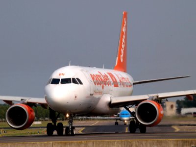 G-EZBR easyJet Airbus A319-111 - cn 3088 pic1
