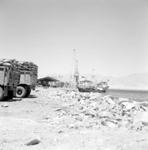 Gezicht op het haventerrein van Eilat met afgemeerde schepen en de daar aanwezig, Bestanddeelnr 255-3600