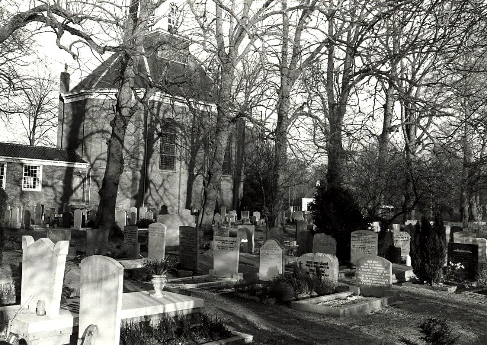 Gezicht op de Begraafplaats en de Ned.Herv.Kerk aan de Binnenweg te Bennebroek afbeelding door United Photos de Boer. - Haarlem de Boer, 1985. - 1 foto 12,5x17,5 cm. Afgebeeld is de Begraafplaats en d