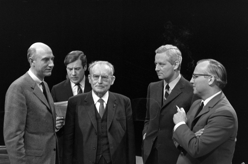 Gesprek met dr. W. Drees in Denkbeeld v.l.n.r. P. van t Veer ( Vrije Volk ), L, Bestanddeelnr 922-0724