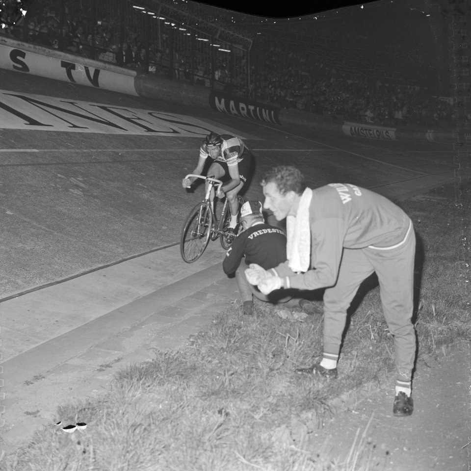 Gert Bongers (kampioen bij de prof-achtervolgers), aangemoedigd door Rini Wagtma, Bestanddeelnr 922-6753