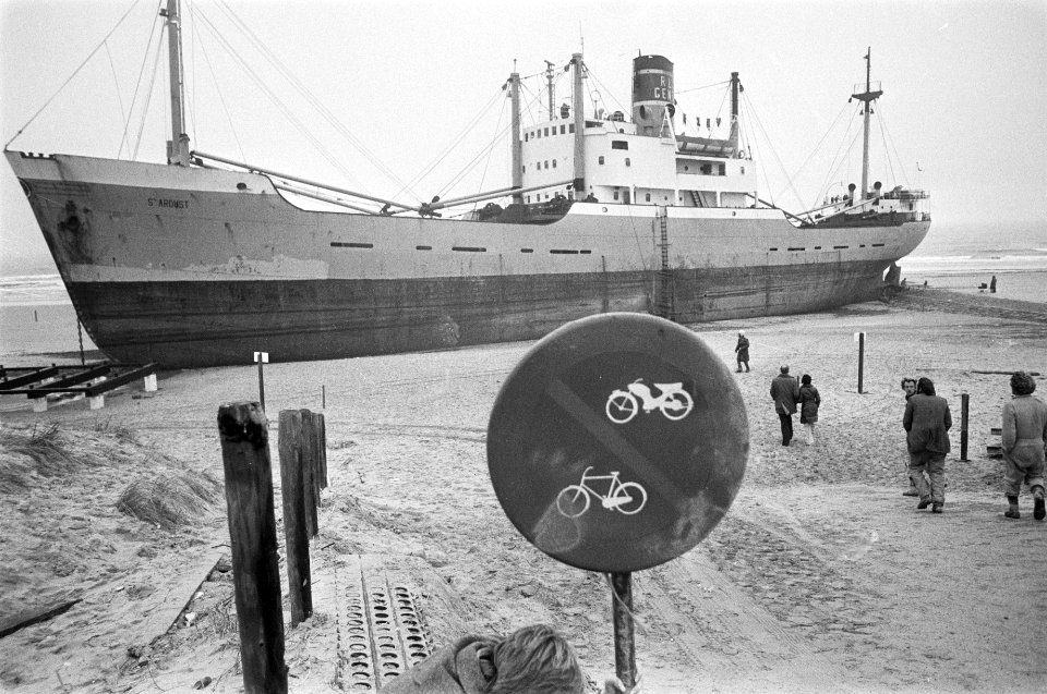 Gestrande Stardust bij s-Gravenzande de Stardust op het strand, Bestanddeelnr 928-3532