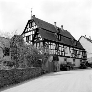 Gezicht op het in de 17e eeuw als raadhuis gebouwde huis met de drie gevels, Bestanddeelnr 254-4464