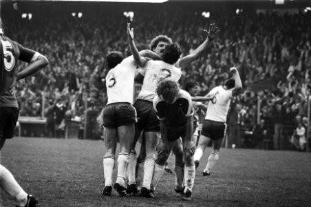Go Ahead Eagles tegen FC Amsterdam 2-0, Stef Walbeek wordt omringd door juichend, Bestanddeelnr 929-6939