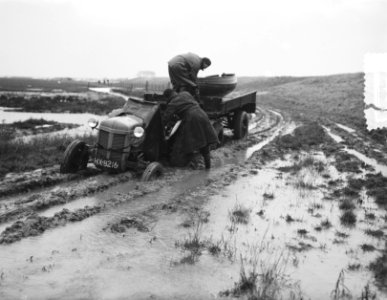 Goeree Overflakkee Sluishaven. Tractor zakt in modder, Bestanddeelnr 905-5426