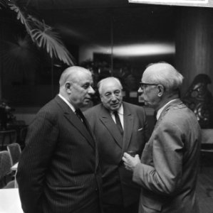 Gesprek tussen de heren J. Jenger (l), dr. Rudolf Oertel (midden) en wethouder m, Bestanddeelnr 918-2824