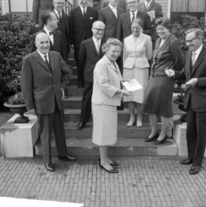 Hare Majesteit ontving bestuur Koningin Juliana Fonds Soestdijk Professor dr R, Bestanddeelnr 915-5744