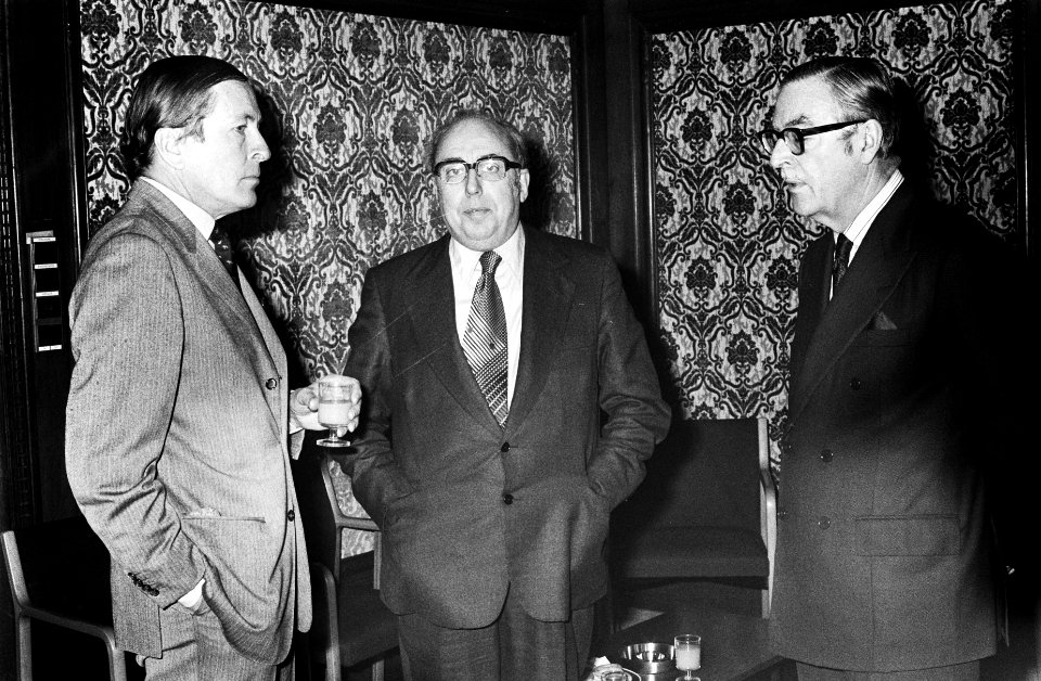Glaxo-wetenschapsprijs uitgereikt door Prins Claus aan A Gisolf in Tropenmuseum, Bestanddeelnr 929-4953