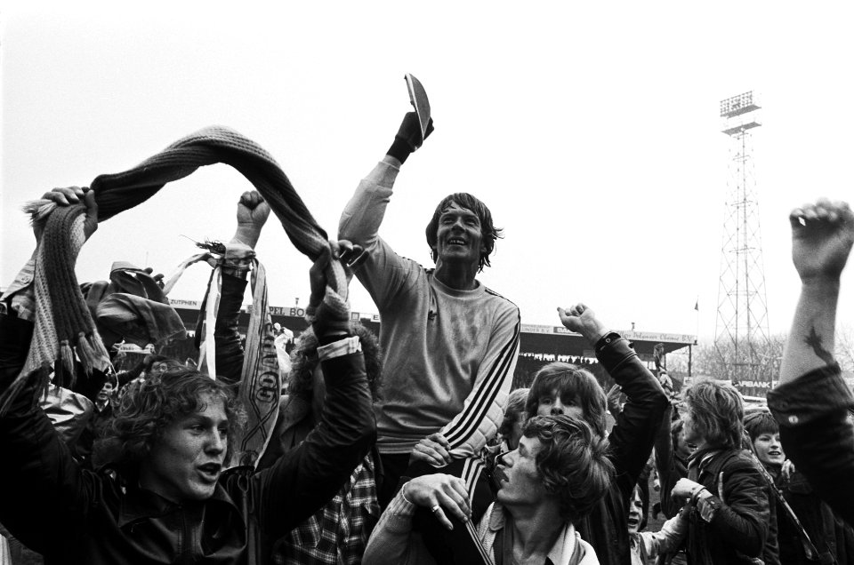 Go Ahead Eagles tegen FC Amsterdam 2-0, Go Ahead doelman Van Zoghel op de schoud, Bestanddeelnr 929-6940