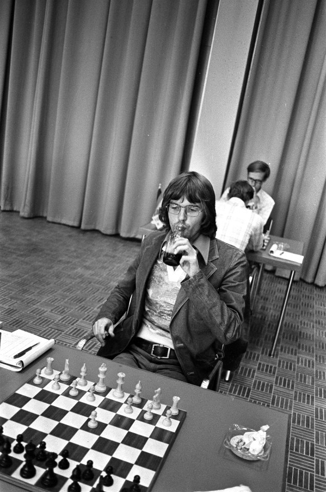 Hans Böhm drinkt een hoestdrank, Bestanddeelnr 928-0629