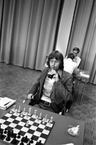 Hans Böhm drinkt een hoestdrank, Bestanddeelnr 928-0629
