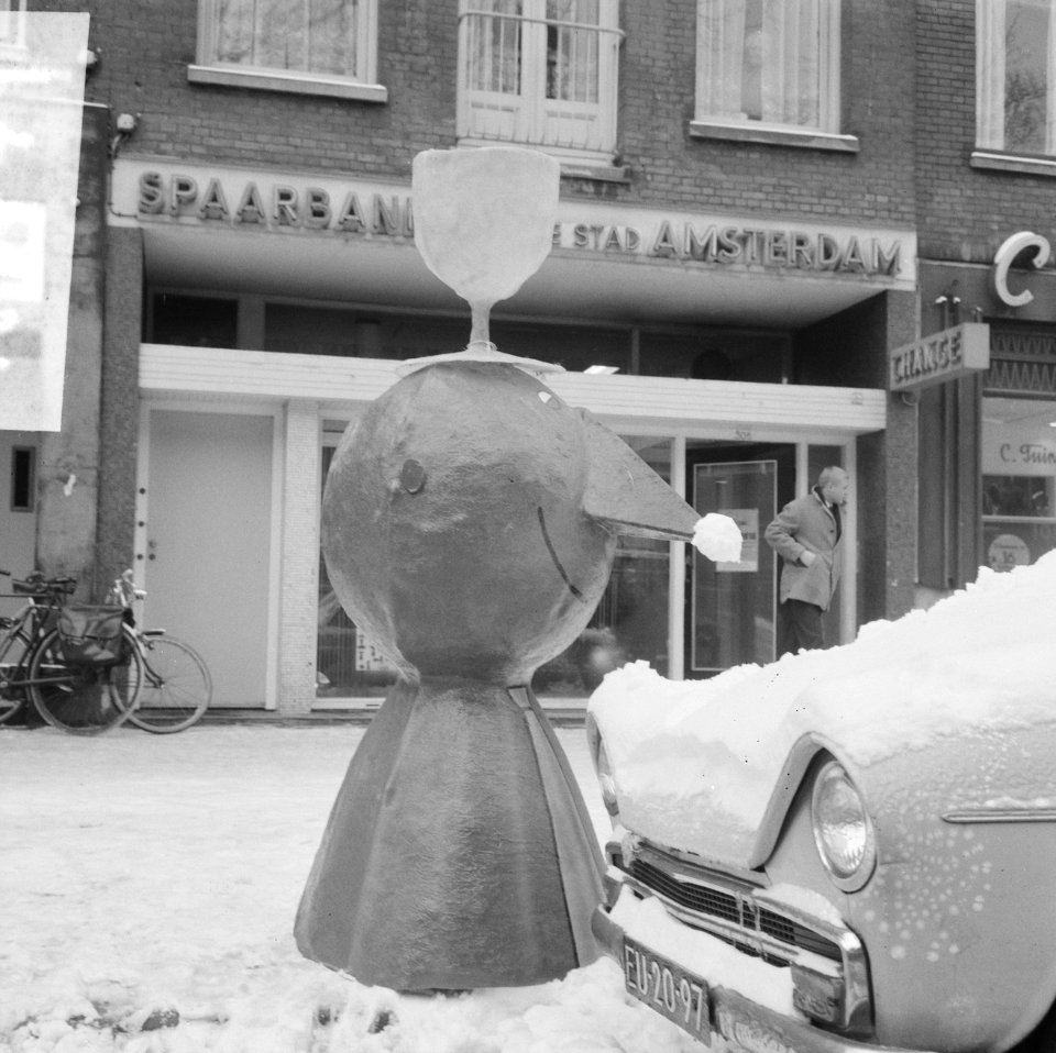 Glaasje op, laat u rijden, in etalage van de spaarbank staat het dronken mannetj, Bestanddeelnr 918-7779