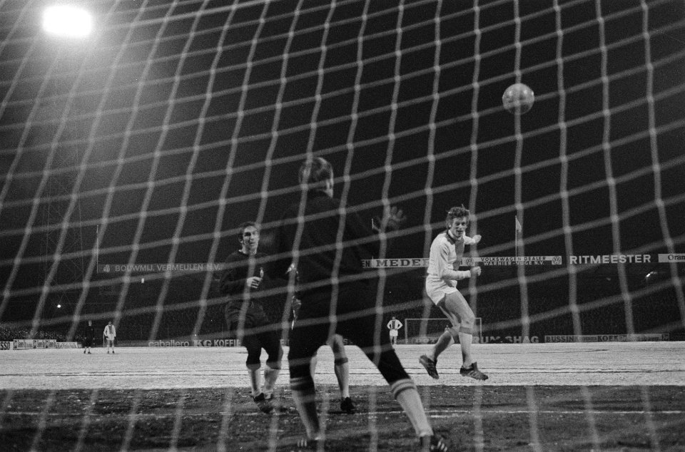 Go Ahead tegen Ajax 1-3. Piet Keizer scoort 0-1, Bestanddeelnr 923-2535