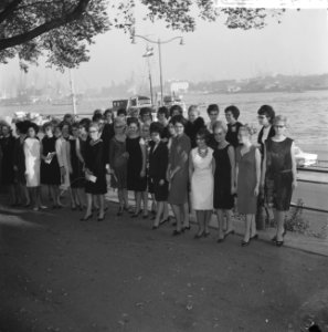 Halve finale van de Miss Brilverkiezingen te Rotterdam de missen met de Maas op, Bestanddeelnr 918-4054