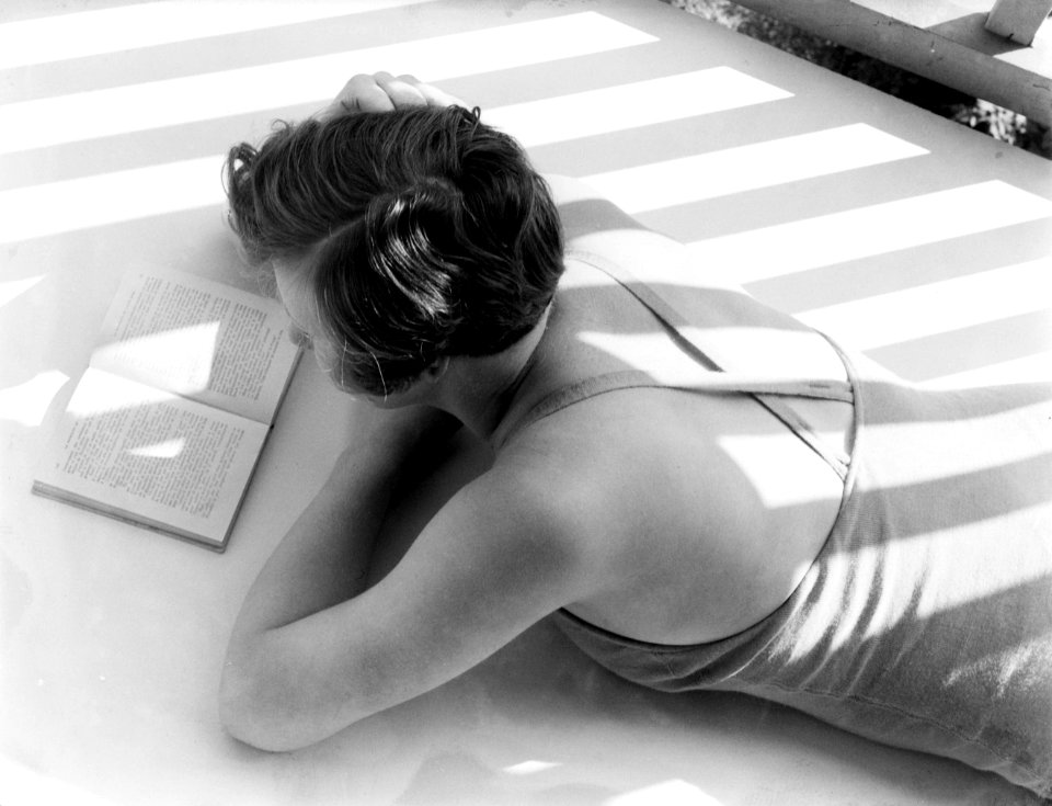 Hans - liggend op het balkon - leest een boek, Bestanddeelnr 252-0806