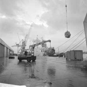 Haven van Rotterdam laden en lossen van schepen, Bestanddeelnr 922-0814