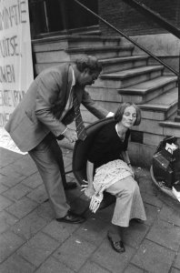 Hongerstaakster Hannelore Schroder wordt door medewerker Universiteit van Amster, Bestanddeelnr 934-0656