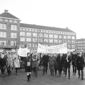 Hongermars door stad, de schoolkinderen met spandoeken op weg (bij Surinameplein, Bestanddeelnr 918-8274