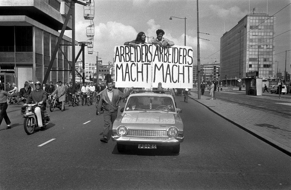 Havenstaking in Rotterdam auto met spandoek Arbeidersmacht aan kop van de stoet, Bestanddeelnr 923-8067