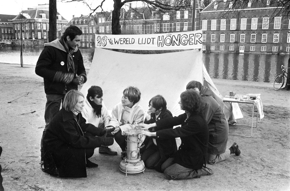 Honger Aktie van jongeren op de Lange Vijverberg in Den Haag , demonstranten met, Bestanddeelnr 920-9386