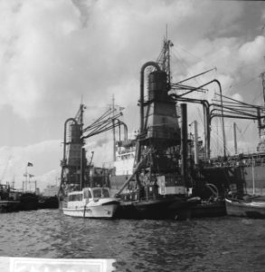Havengezichten Rotterdam, graan lossen met elevators, Waalhaven, Bestanddeelnr 918-1743