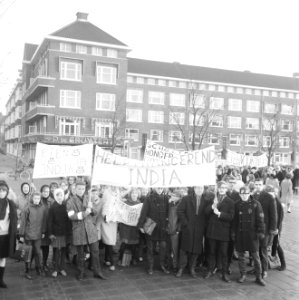 Hongermars door stad, de schoolkinderen met spandoeken op weg (bij Surinameplein, Bestanddeelnr 918-8276