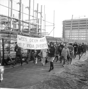 Hongermars door stad, de schoolkinderen met spandoeken op weg (bij Surinameplein, Bestanddeelnr 918-8273