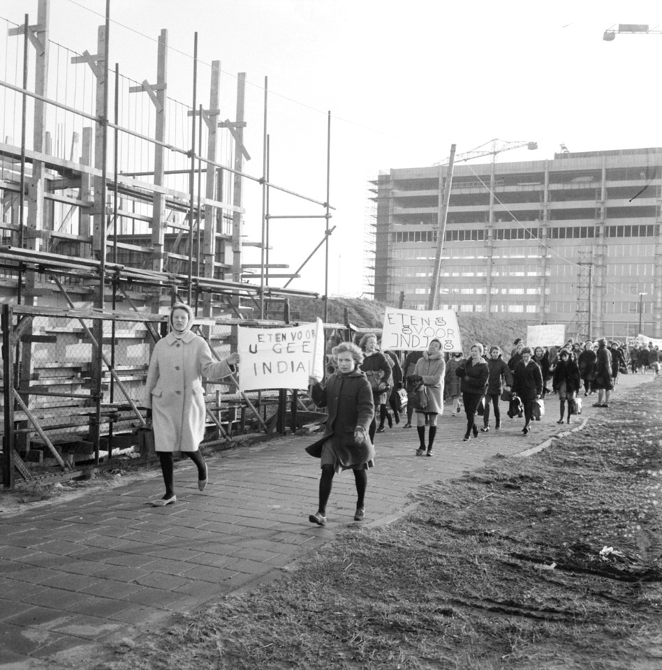 Hongermars door stad, de schoolkinderen met spandoeken op weg (bij Surinameplein, Bestanddeelnr 918-8275
