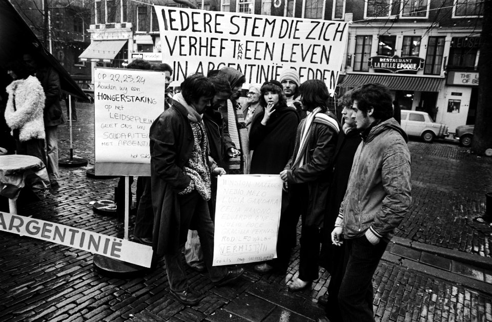 Hongerstaking op Leidseplein in verband met protest tegen regime in Argentinie, Bestanddeelnr 929-4974