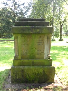 Haustenbeck - Ehrenmal links