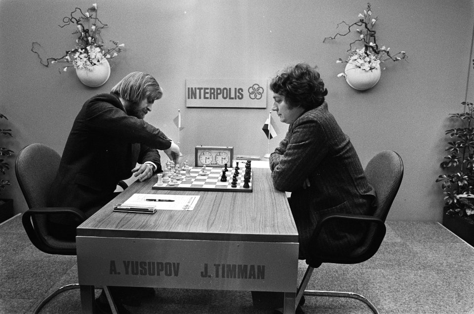 Halve finale kandidaten matches (1e partij) Timman (r.) tegen Joesoepov, Bestanddeelnr 933-5385