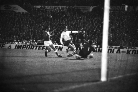 Halve finale Europacup-I, Piet Keizer (midden) in actie, Bestanddeelnr 925-5406