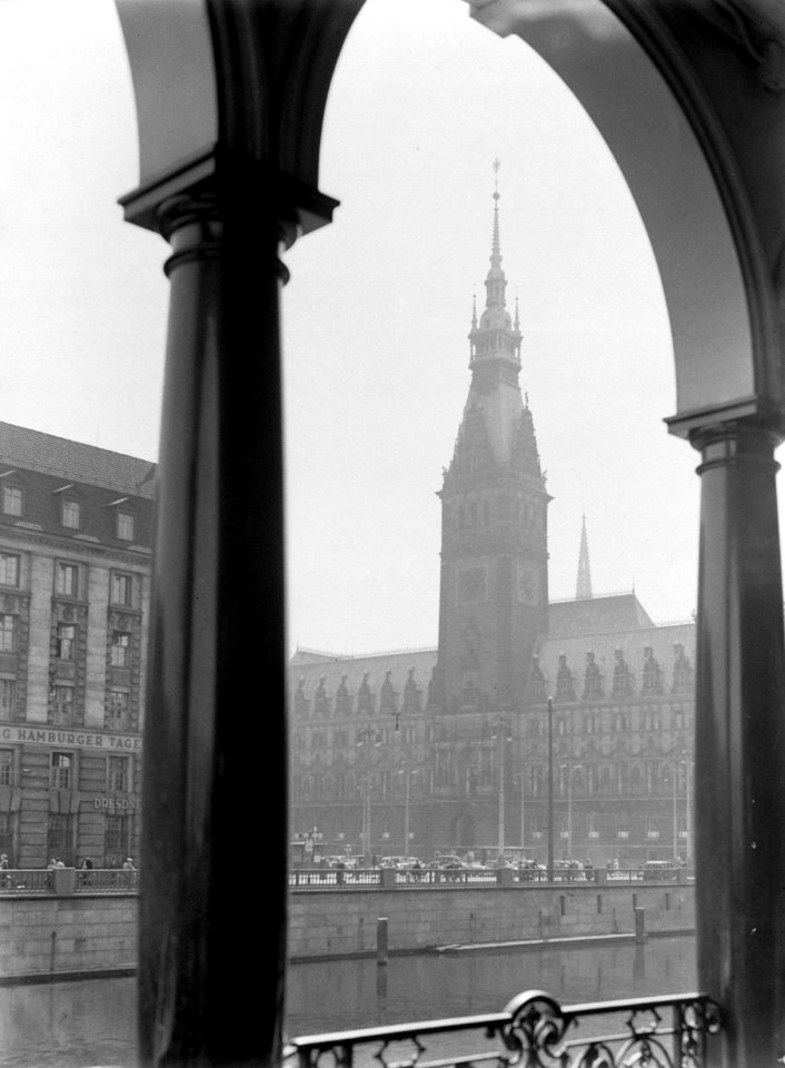 Hamburger Rathaus gezien vanaf de Alsterarkaden, Bestanddeelnr 190-0253
