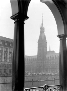 Hamburger Rathaus gezien vanaf de Alsterarkaden, Bestanddeelnr 190-0253