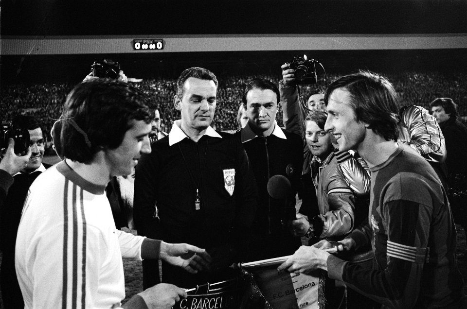 Halve finale Uefa-cup PSV tegen Barcelona 3-0, Van de Kuylen en Cruijff tossen, Bestanddeelnr 929-6481