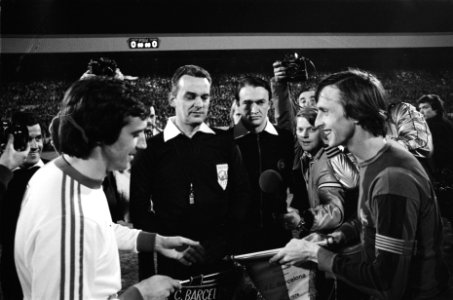 Halve finale Uefa-cup PSV tegen Barcelona 3-0, Van de Kuylen en Cruijff tossen, Bestanddeelnr 929-6481