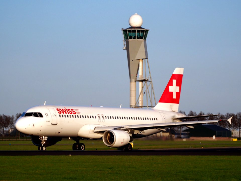 HB-IJP Swiss Airbus A320-214 - cn 681 takeoff from Polderbaan, Schiphol (AMS - EHAM) at sunset, pic1